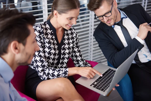 Spotkanie biznesowe na laptopie w biurze — Zdjęcie stockowe