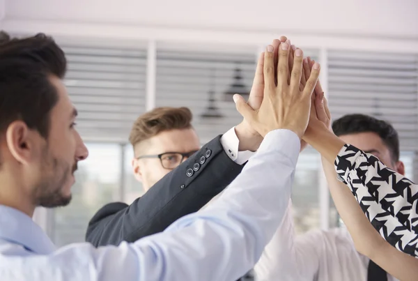 Geschäftsleute halten Händchen. — Stockfoto