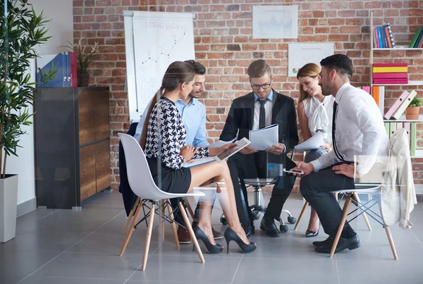 Gente de negocios sentada en el círculo en la reunión — Foto de Stock