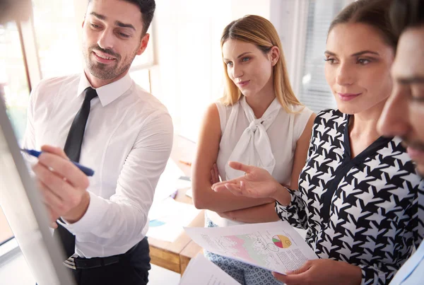 Dem Chef bei der Datenanalyse zuhören — Stockfoto