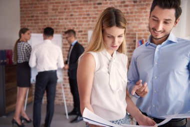 Ofiste birlikte çalışan iş adamları.