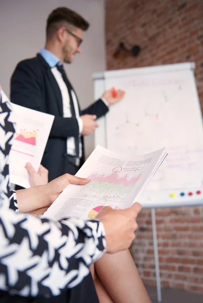 Uomo d'affari durante la presentazione in ufficio . — Foto Stock