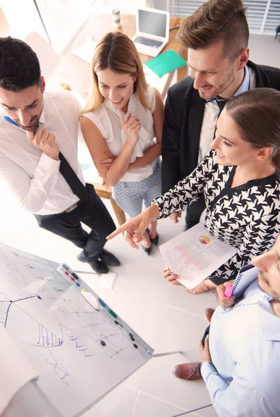 Geschäftsleute arbeiten im Büro zusammen — Stockfoto