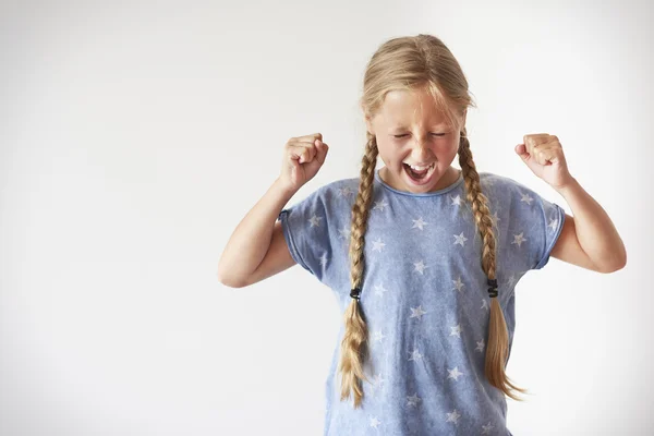 Angry little girl screaming very loud — Stock Photo, Image