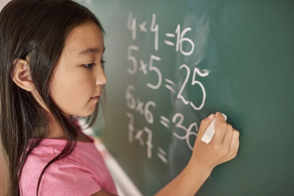 Fokus dziewczyna próbuje rozwiązać równanie — Zdjęcie stockowe