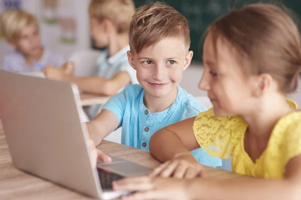 Niña y niño usando la computadora en el aula — Foto de Stock