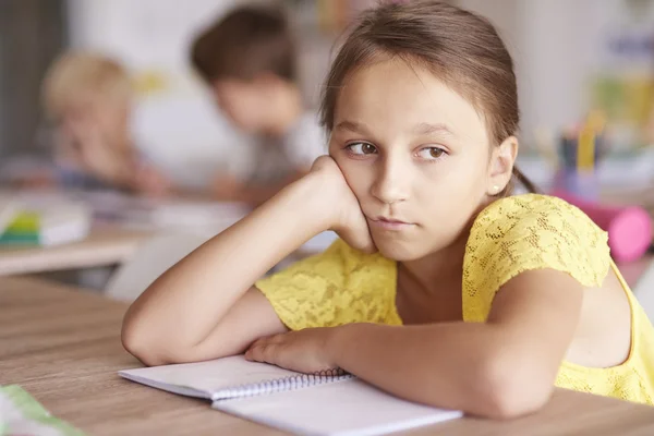 Dziewczyna nudzić się w lekcji — Zdjęcie stockowe