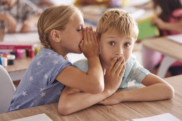 Flickan berättar vän en stor hemlighet — Stockfoto