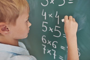 Bazı matematiksel egzersiz yaparak çocuk 