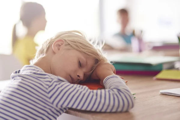 Sleepy dag van basisschool leerling — Stockfoto
