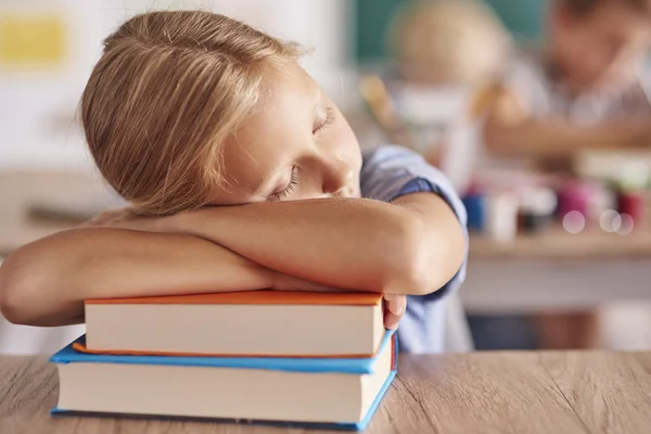 Müdes Mädchen liegt auf Büchern. — Stockfoto