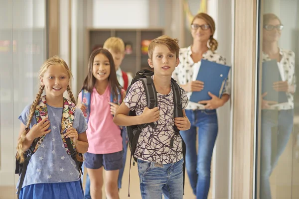 Alumnos y profesores caminando por el pasillo — Foto de Stock