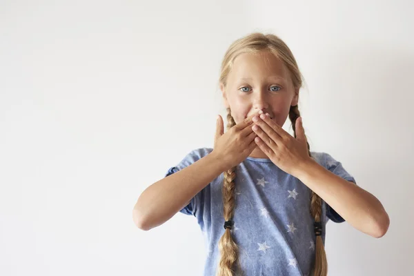 Chockad tjej som täcker hennes mun — Stockfoto