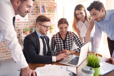 Masa etrafında toplanan işçiler