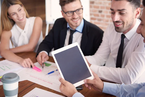 Mensen uit het bedrijfsleven werken samen aan vergadering — Stockfoto