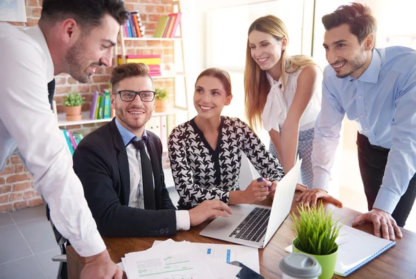 Employés de bureau pendant la réunion avec le patron — Photo