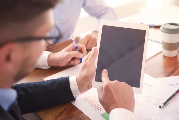 Geschäftsmann mit digitalem Tablet — Stockfoto