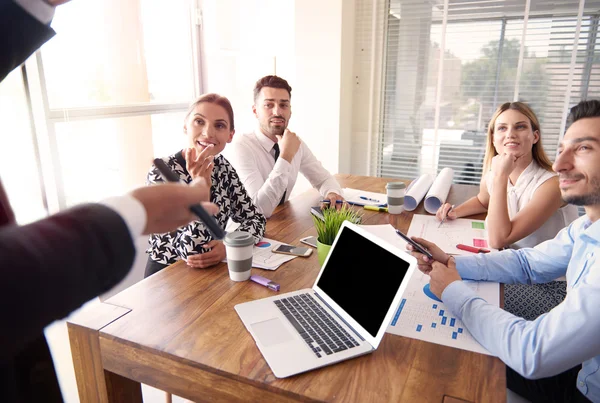 Geschäftsleute hören dem Versammlungsleiter zu — Stockfoto