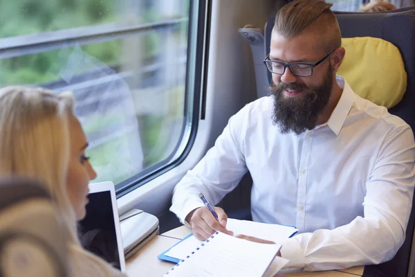 Gens d'affaires ayant une réunion en train — Photo