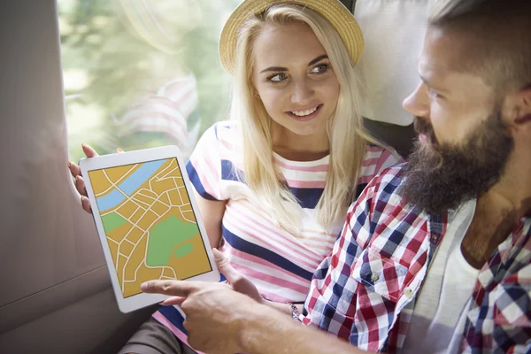 Mujer mostrando el mapa a su novio —  Fotos de Stock