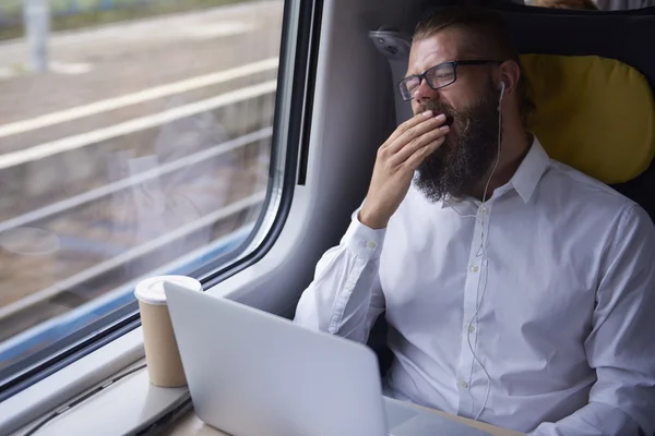 Homme d'affaires bâillant pendant le voyage — Photo