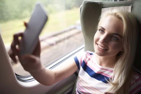 Frau macht Selfie im Zug — Stockfoto