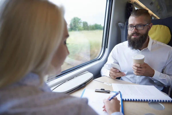 Ludzie biznesu o spotkanie w pociągu — Zdjęcie stockowe