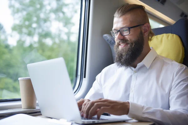 Бізнесмен працює на ноутбуці під час подорожі — стокове фото
