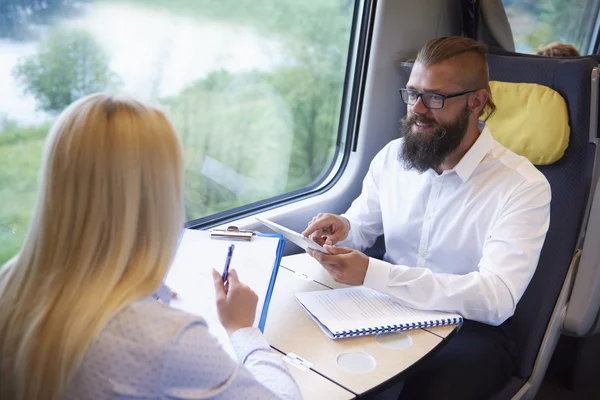Geschäftsleute treffen sich im Zug — Stockfoto