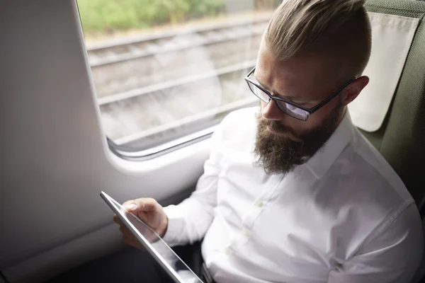 Бізнесмен працює на планшеті під час подорожі — стокове фото