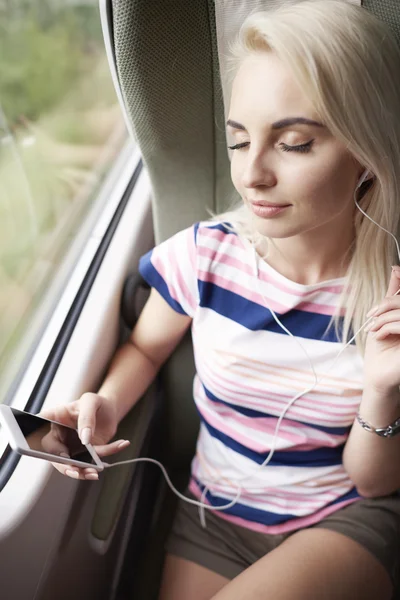 Mujer escuchando música mientras el viaje —  Fotos de Stock