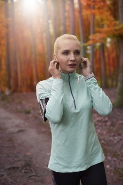 Koşu önce kulaklıklar koyarak kadın