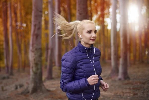 Fiatal sportos nő erdőben jogging — Stock Fotó