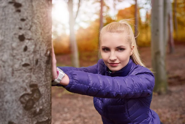 Sportowy kobieta rozciąganie w lesie — Zdjęcie stockowe