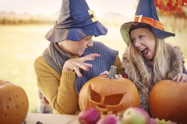 Anne ile kızı Cadılar Bayramı sırasında