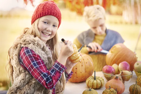 Menina preparando festa de Halloween com sua mãe — Fotografia de Stock