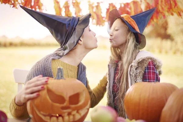 Mulher com sua filha preparando decorações de Halloween — Fotografia de Stock