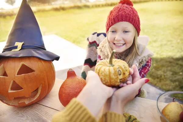 Little girl taking small little pumpkin — Stock Photo, Image