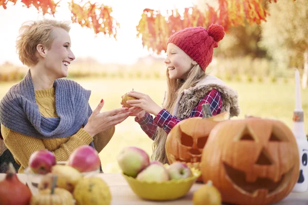 Mère avec sa fille s'amuser avant Halloween — Photo