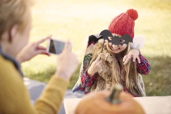 Žena pořizování fotografii své dcery na Halloween — Stock fotografie