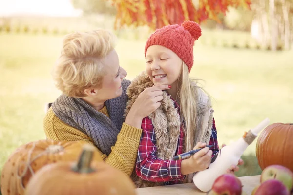 Mère avec fille préparant décoration Halloween — Photo