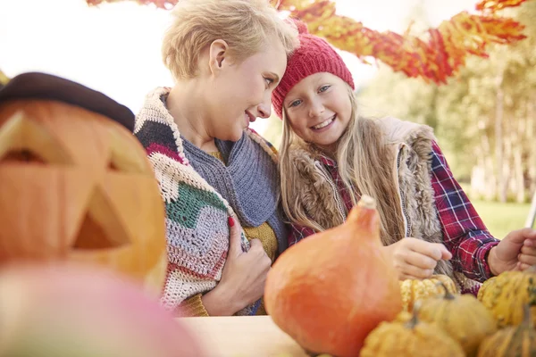 Mère avec fille sculptant des citrouilles pour Halloween — Photo