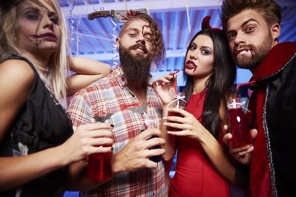 Vrienden besteden tijd op halloween feestje — Stockfoto
