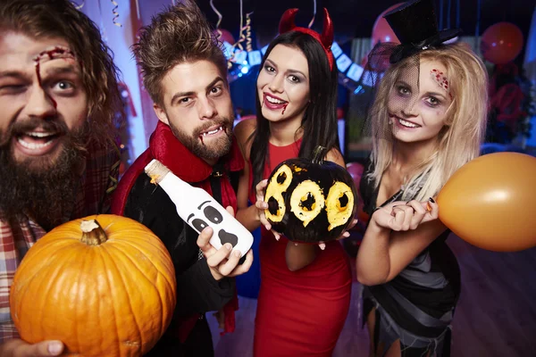 Amici in posa con decorazioni di Halloween — Foto Stock