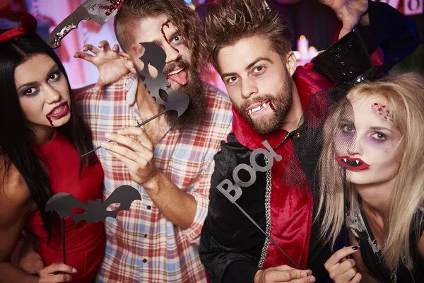 Amigos posando para la foto con máscaras divertidas — Foto de Stock