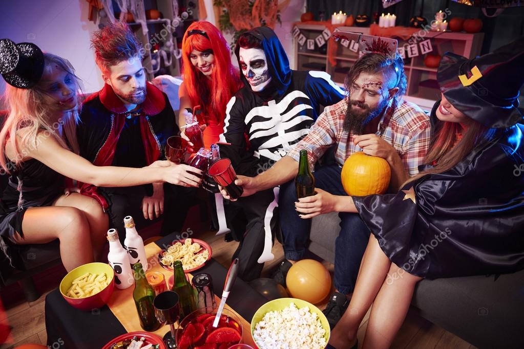 Amigos aplausos en la fiesta de Halloween fotografía de stock