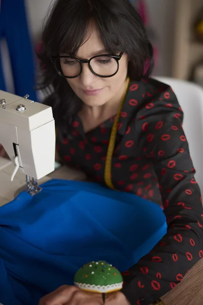 Портной женщины за швейной машинкой — стоковое фото