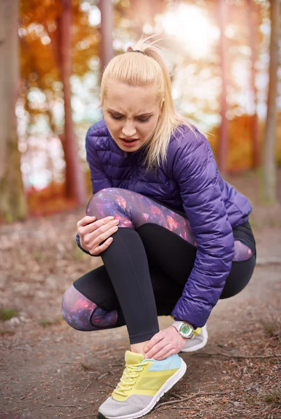 Woman after twisting her ankle — Stock Photo, Image