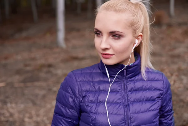 Mujer mirando hacia el bosque — Foto de Stock