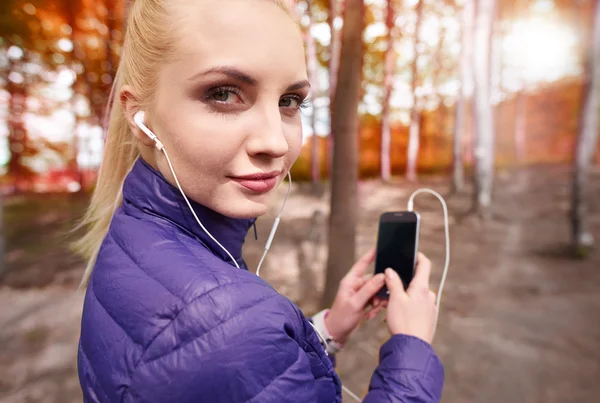 Vrouw wat betreft de camera — Stockfoto